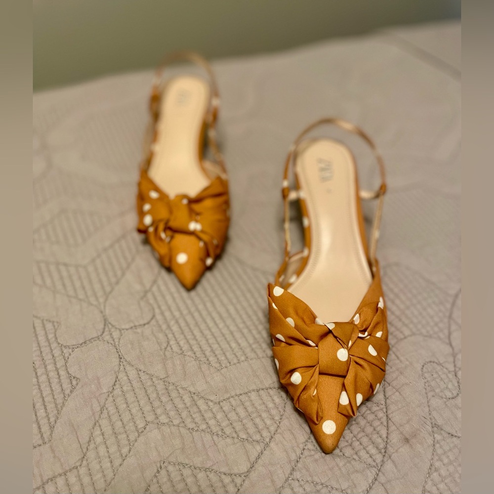 Zara Tan Polka Dot Slingback Flats
Smoke and Pet free environment